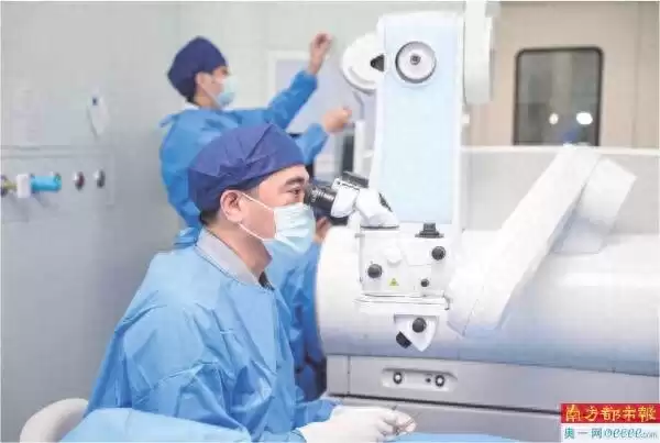 10秒闪电摘镜成真！机器人全飞秒手术华南首秀，开启近视治疗智能新时代