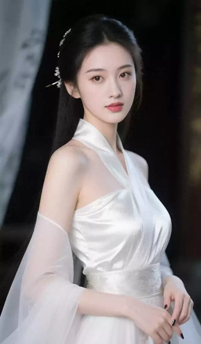 素衣入画：3步解锁清透古韵，穿出温柔风骨的高级感！