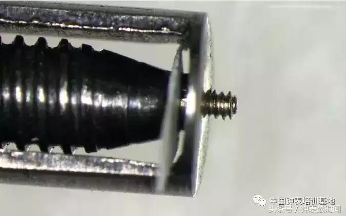 高级手表灵魂工艺大揭秘：镜面黑色抛光，极致光影的诞生！