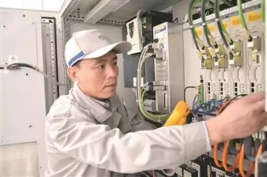 下岗危机逼出传奇！黄维祥“三多”秘诀打造数控王者之路