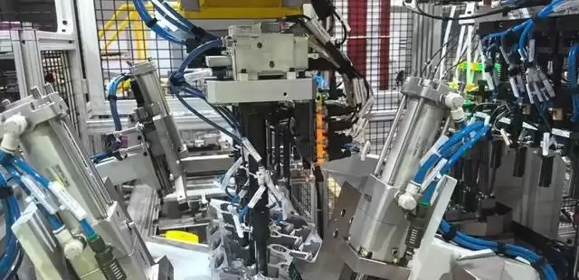 理想增程器生产线大升级!机器人让每颗螺丝都“没脾气” 理想增程器生产线大升级!机器人让每颗螺丝都“没脾气”