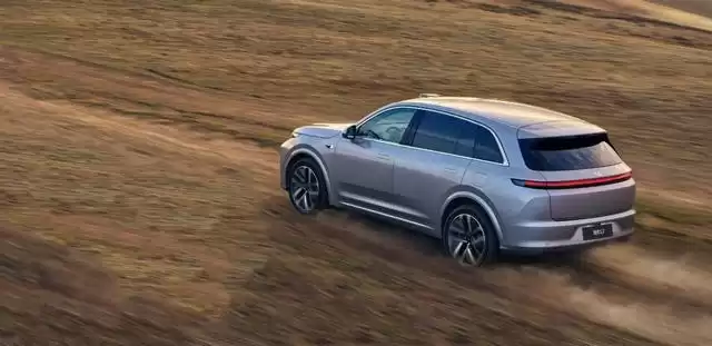 理想增程器生产线大升级!机器人让每颗螺丝都“没脾气” 理想增程器生产线大升级!机器人让每颗螺丝都“没脾气”