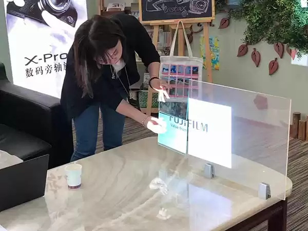 进博会黑科技爆光:一贴即变!普通玻璃秒变高清投影巨幕 进博会黑科技爆光:一贴即变!普通玻璃秒变高清投影巨幕