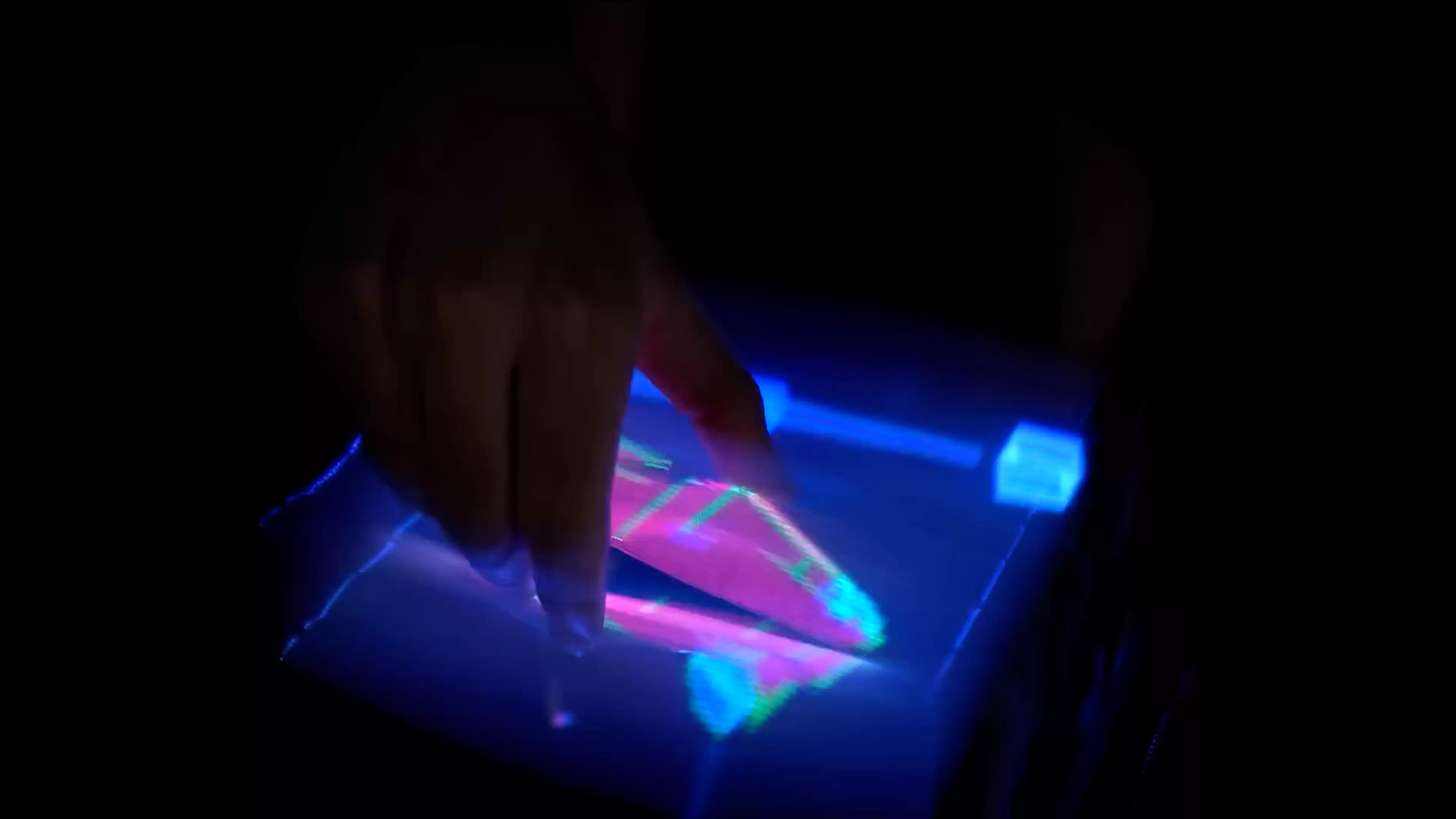 亲手触摸未来！全球首个可交互3D全息影像登场，抓、捏、戳，虚拟世界触手可及！