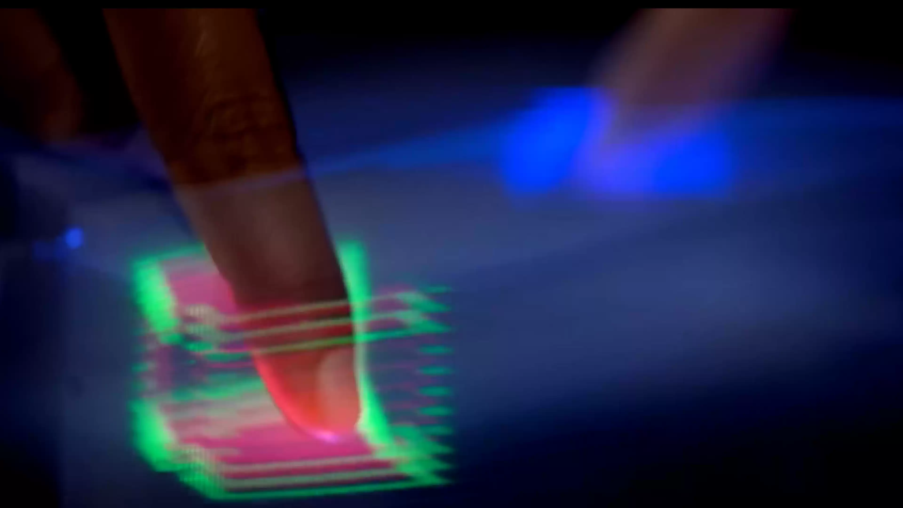 亲手触摸未来！全球首个可交互3D全息影像登场，抓、捏、戳，虚拟世界触手可及！