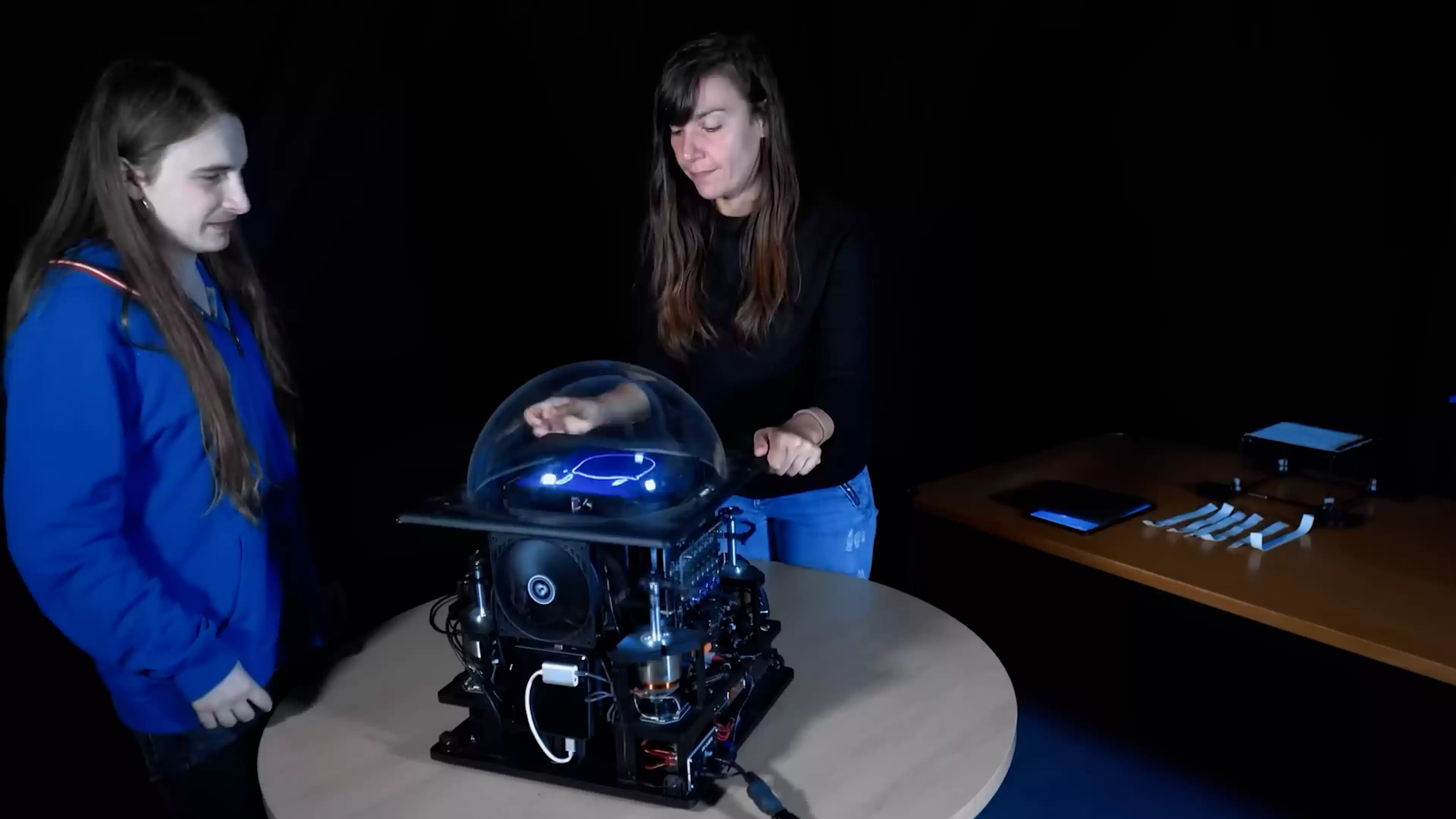 亲手触摸未来！全球首个可交互3D全息影像登场，抓、捏、戳，虚拟世界触手可及！