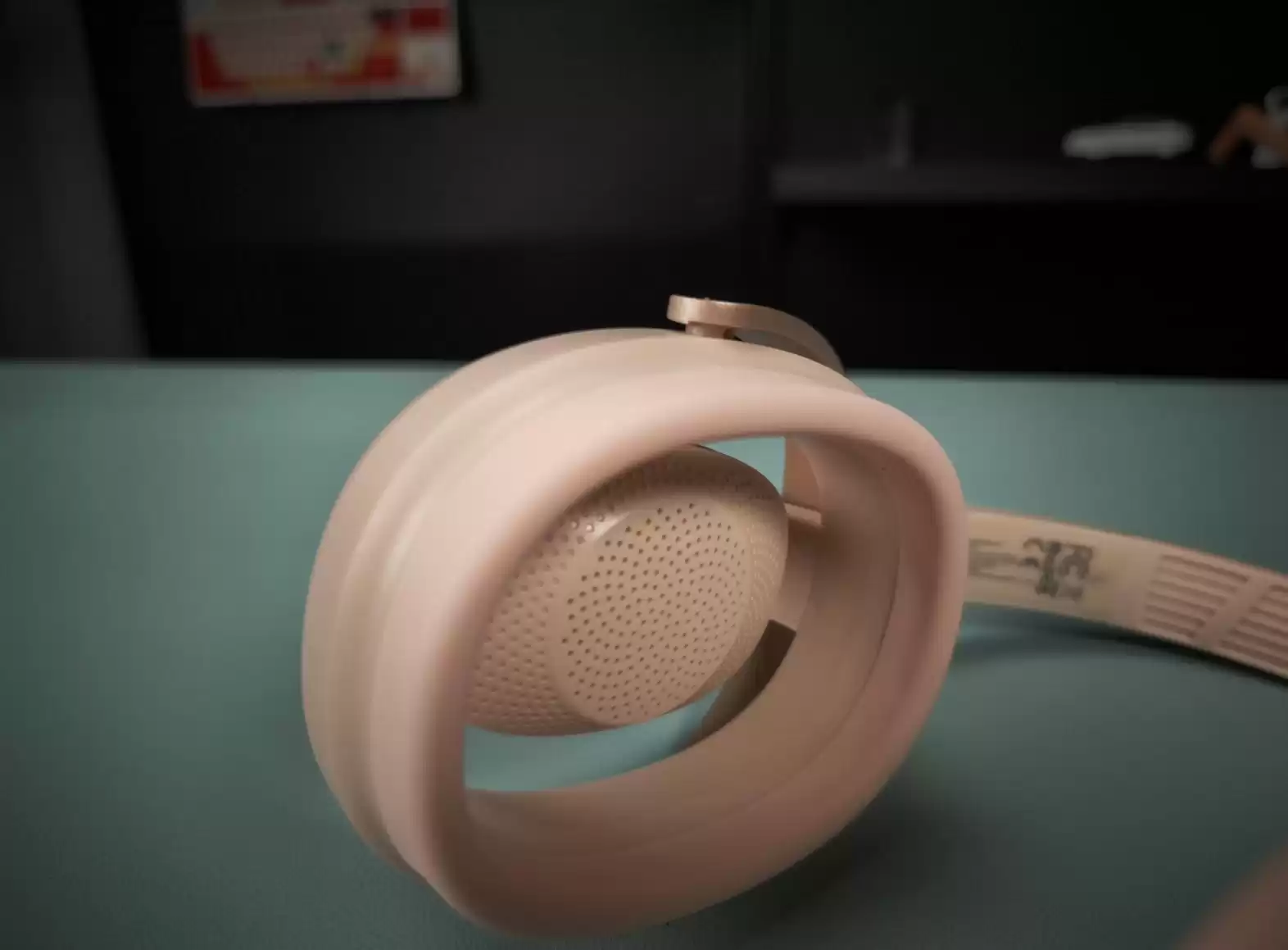 HTC杀回音频圈？这款“漏音神器”让我戴上就社死！