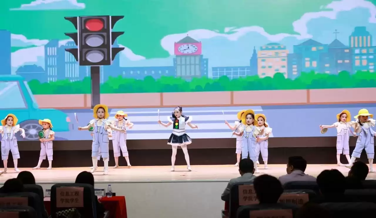 当法治“嘉年华”遇见青春校园，厚街国家宪法日这样“玩”出新花样！