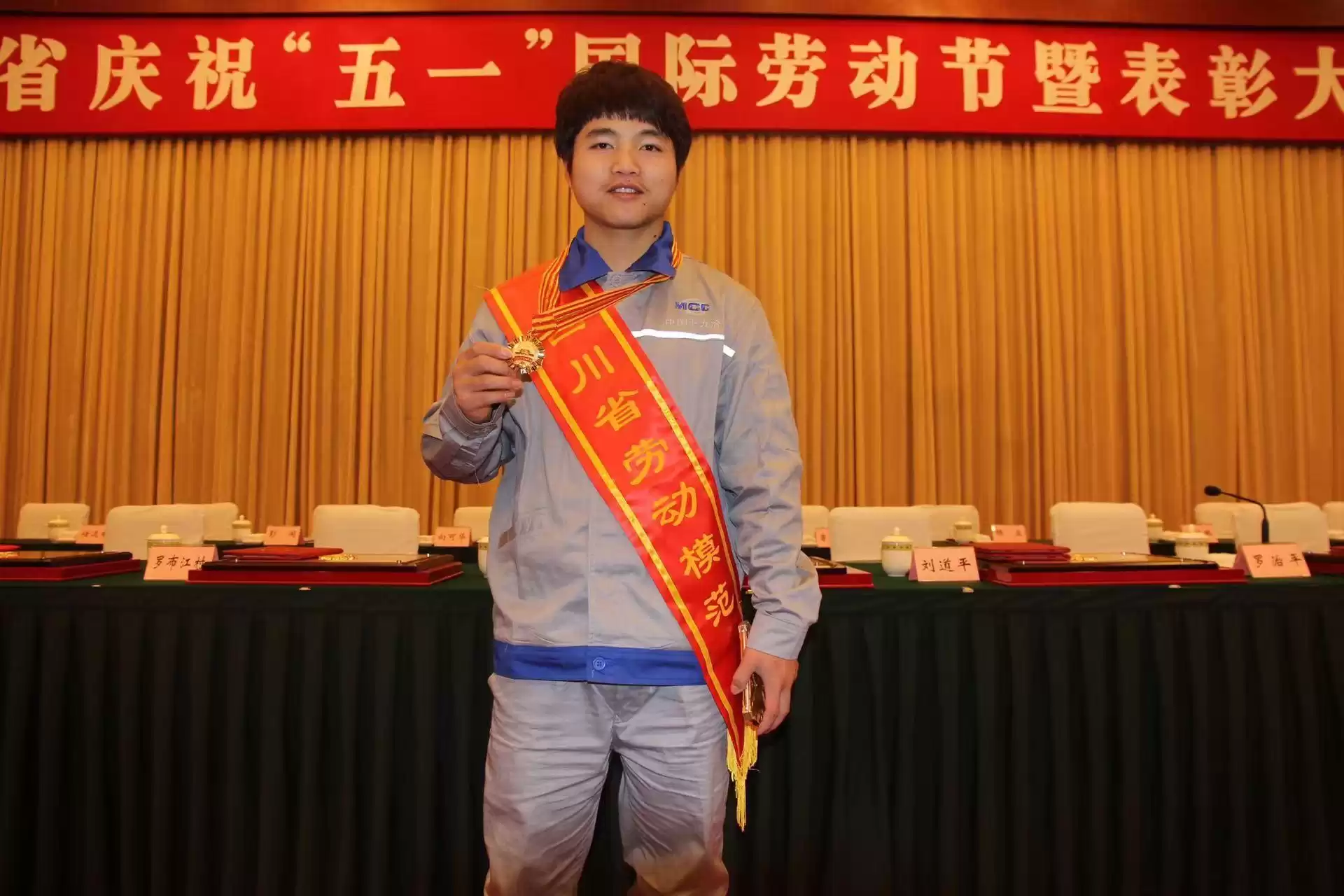 焊枪下的奇迹:大山少年如何用钢铁“绣花”征服世界 焊枪下的奇迹:大山少年如何用钢铁“绣花”征服世界