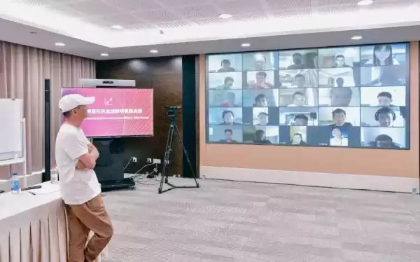 马云回国百日巨变：阿里战略重整与民营经济新机遇