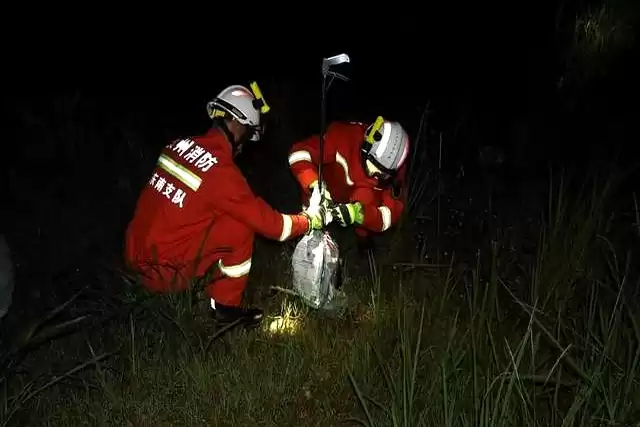 编织袋装蛇不咬人？消防员实战技巧大揭秘！
