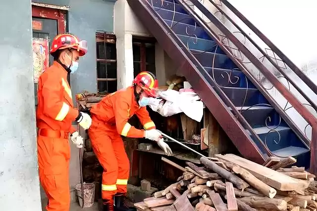 编织袋装蛇不咬人？消防员实战技巧大揭秘！