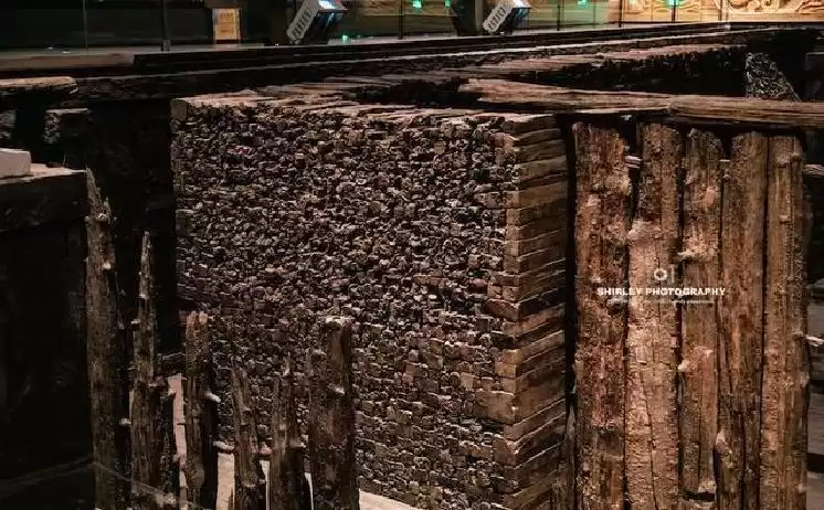 爆炸性发现！51年前北京寻油竟挖出万根木桩地下宫殿，全国震撼！