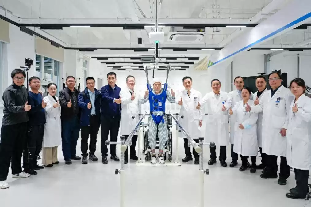奇迹诞生！中国科学家突破脑脊接口，瘫痪者首次自主行走全