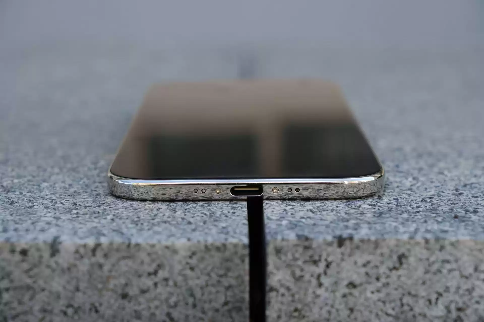 逆袭全球充电战场！中国UFCS快充晋级国际标准，苹果也低头？