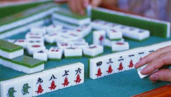 揭开牌桌迷雾：扑克算法AI如何用“不完全信息”博弈征服人类智慧