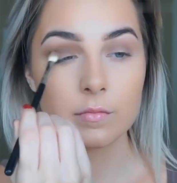 日本のメイク技術：百年流光映照下的精致面庞