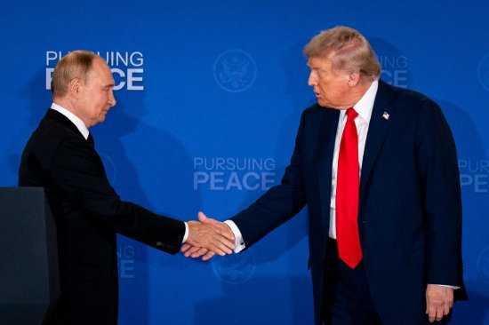 普京亲身体验AI作画直言“害怕”,背后藏着什么战略考量? 普京亲身体验AI作画直言“害怕”,背后藏着什么战略考量?