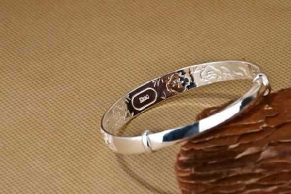 智绘玲珑：当AI为腕间注入灵魂与温度