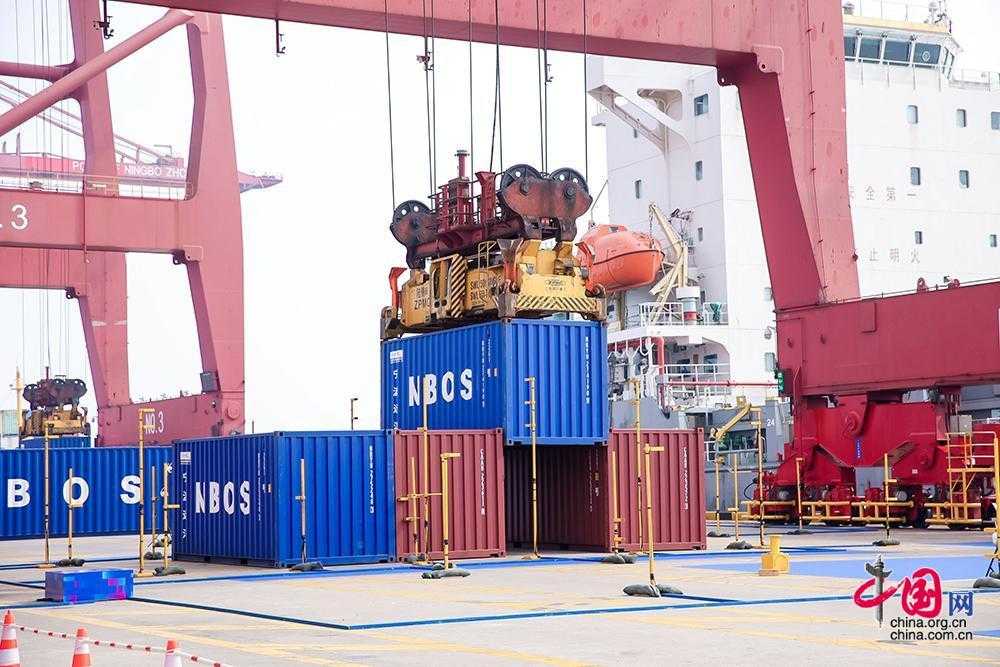 港口机械这十年:从“铁疙瘩”到“智能金刚”的华丽转身 港口机械这十年:从“铁疙瘩”到“智能金刚”的华丽转身
