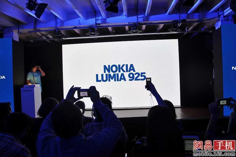 烈日下看不清手机屏？诺基亚悦幕屏显技术让你告别手搭凉棚