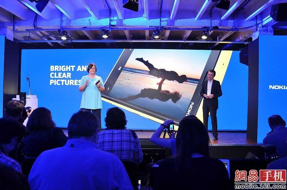 烈日下看不清手机屏？诺基亚悦幕屏显技术让你告别手搭凉棚