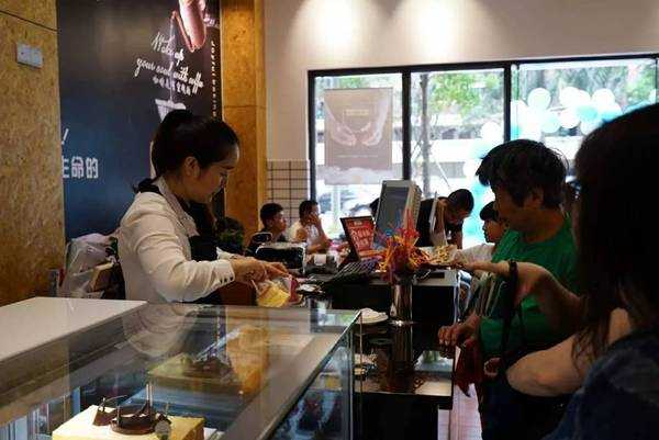 烘焙江湖里的“掌勺人”：一位技术总监的二十年揉捏摔打