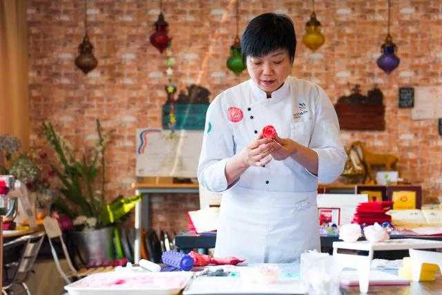 烘焙江湖里的“掌勺人”：一位技术总监的二十年揉捏摔打