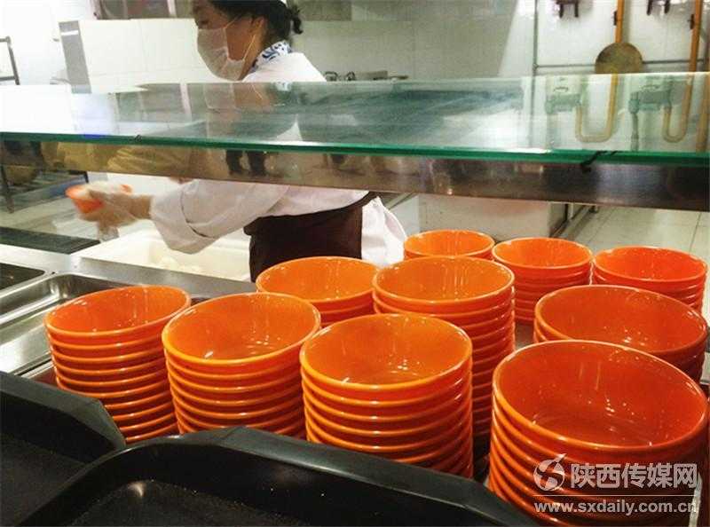 碗底方寸间的乾坤:从“号碗”吆喝到区块链微码的技艺传承 碗底方寸间的乾坤:从“号碗”吆喝到区块链微码的技艺传承