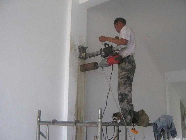 穿越屏障的智慧：从隔墙观物到心灵相通