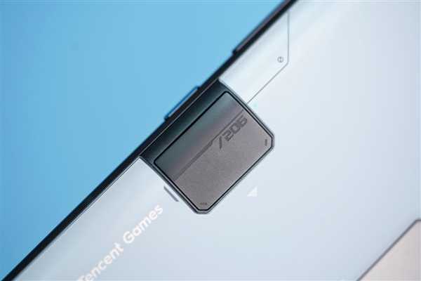 给工业机器装上一个会思考的“体温调节中枢”：聊聊AI温控芯片的门道