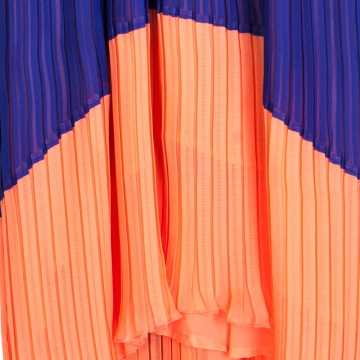 蓝色裙子与智能科技的时尚奇缘