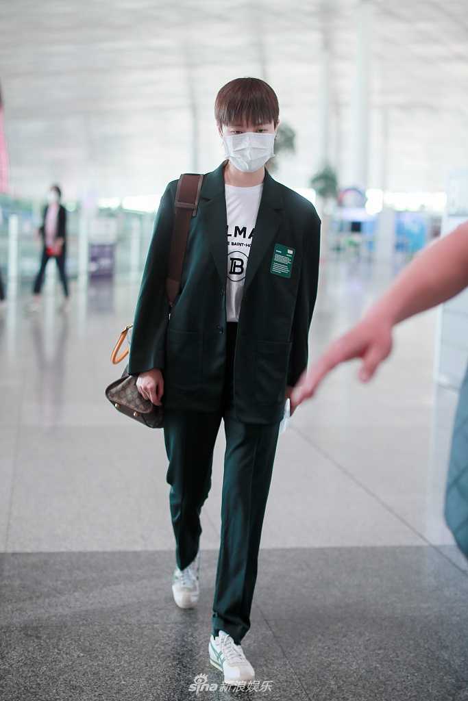 虚拟男友还是数字裁缝？西装霸总AI的两副面孔真让人看不懂