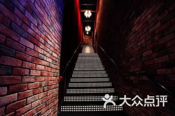 让你的内容在AI时代脱颖而出：“用AI楼梯”的创作心法