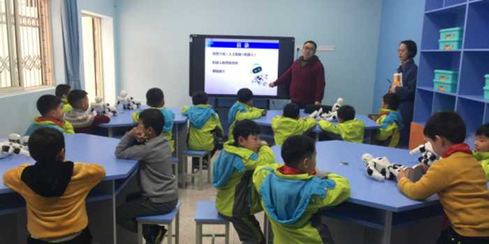 让咱们聊聊课堂那点儿事：当AI成了同桌的他