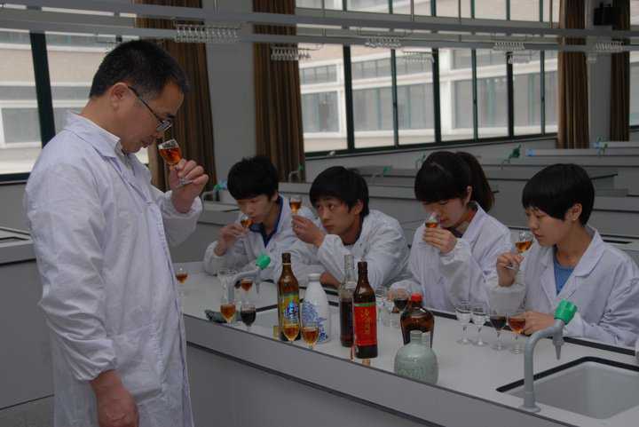 谁说酿酒是玄学？听专家咋个用科学给你摆清楚