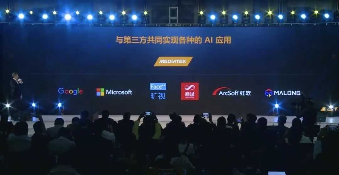 路口的“第三只眼”：抓拍AI如何重塑我们的驾驶习惯与应对之道