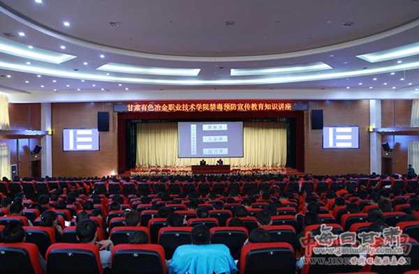 这所被花海与湖泊环绕的学校，凭啥成了企业的“人才仓库”？