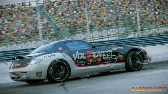 雨霧中閃爍的矽基靈魂：當AI在極限賽道上學會思考