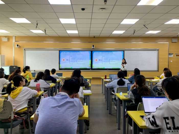 黑板粉笔成往事，智慧课堂正当时