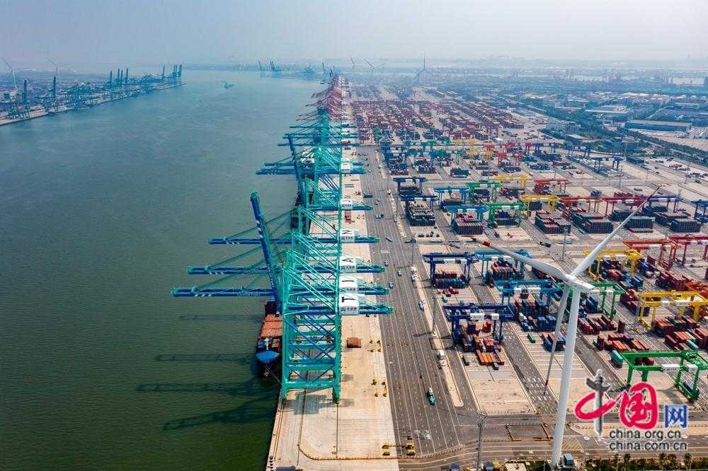 《码头老师傅的惊叹：当港口遇上AI，装卸货快得“吓人”》-第1张图片-正海烽科技 - 领先的只能推广行业，智能制造解决方案提供商