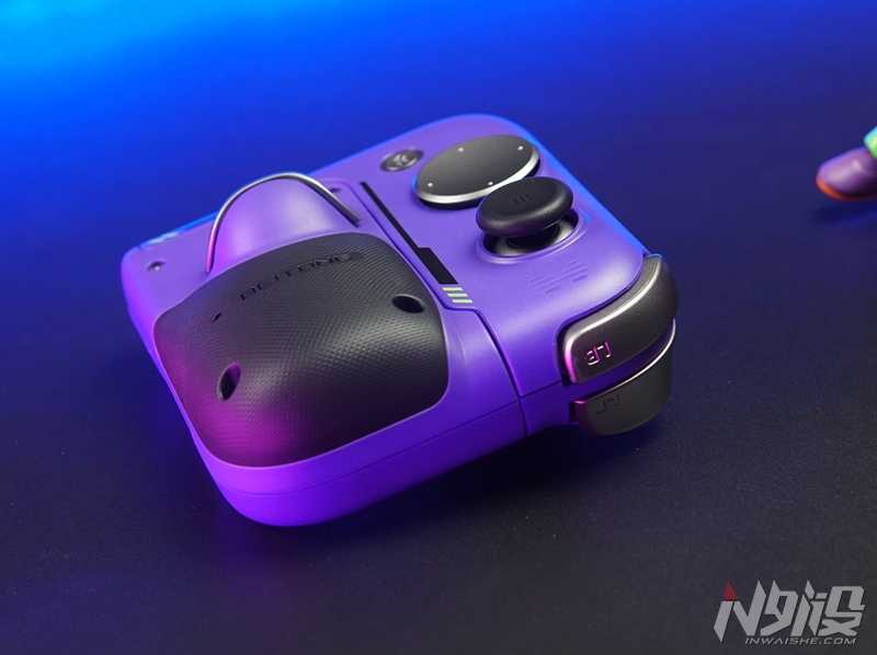 不是参数堆料，是懂你的战斗伙伴：聊聊那些让你告别“手残”的AI机甲手柄