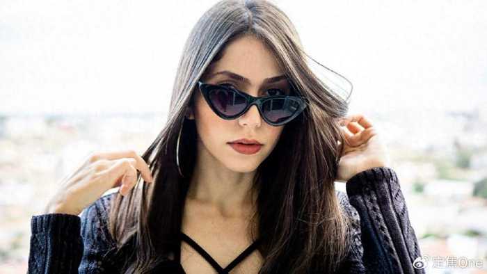 代码编织的温柔乡：AI女友客服的红与黑