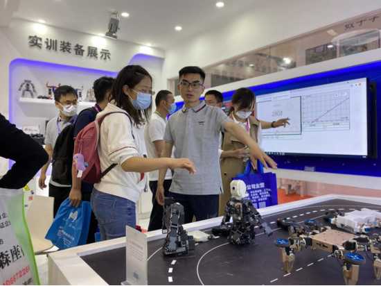 你家那个AI客服，是不是也像个“铁憨憨”？