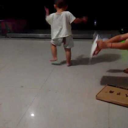 你遇到过那个冷清AI吗？2026年，它正悄悄长出“心”和“手”