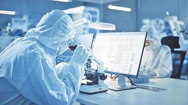 你那手机里的AI助手，可能正“眯缝着眼”瞅你呢！