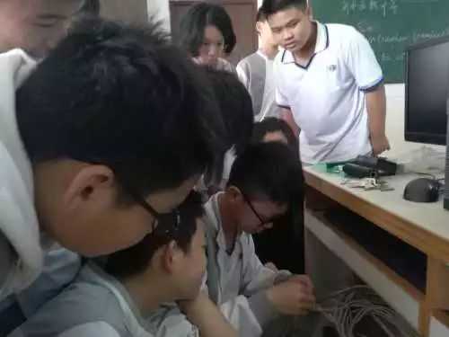 信息技术课上的游戏变奏曲：从纸牌扫雷到代码战场