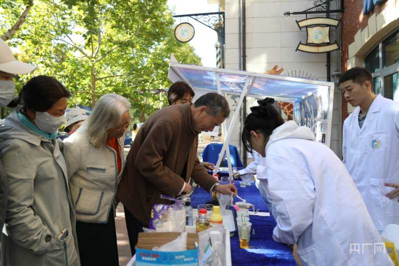 厨房变实验室：现代科技小实验让科学触手可及