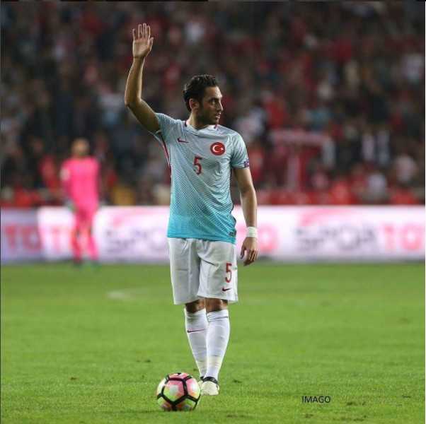 哈坎·恰尔汗奥卢：从任意球大师到中场司令的进化之路