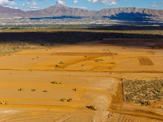 嘿，您说那地荒着可惜不？从前咱拿它没辙，现在可不一样喽